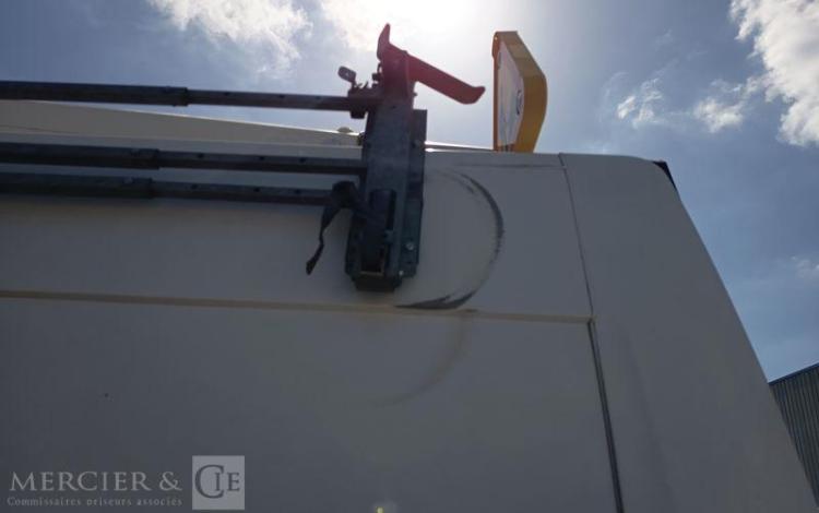 RENAULT MASTER AVEC NACELLE KLUBB K26 12A14M – DIESEL – 1662 HEURES – 111541 KMS BLANC FC-801-QV