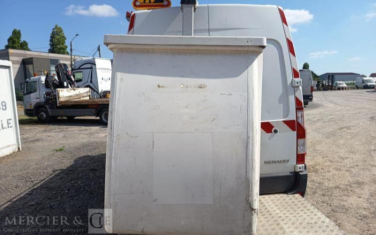 RENAULT MASTER AVEC NACELLE KLUBB K26 12A14M – DIESEL – 1662 HEURES – 111541 KMS BLANC FC-801-QV