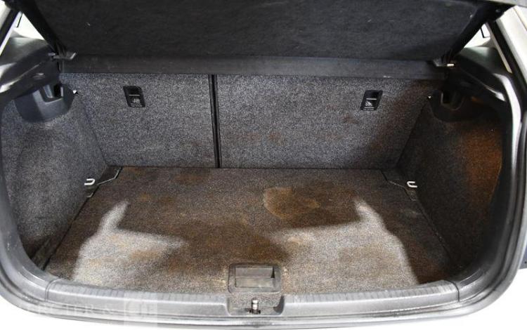 VOLKSWAGEN POLO BLANC FG-442-ND
