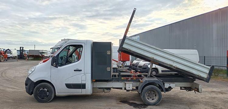 RENAULT MASTER 3 2,3D 16V ENERGY 130 CV BENNE AVEC COFFRE ACIER DIESEL – 107585 KMS BLANC FH-777-CB