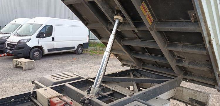 RENAULT MASTER 3 2,3D 16V ENERGY 130 CV BENNE AVEC COFFRE ACIER DIESEL – 107585 KMS BLANC FH-777-CB