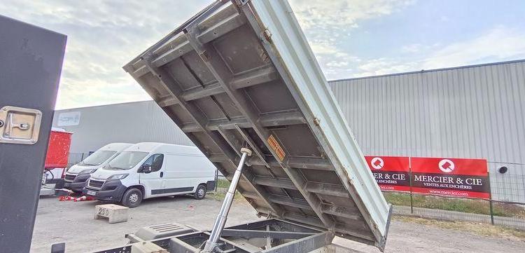 RENAULT MASTER 3 2,3D 16V ENERGY 130 CV BENNE AVEC COFFRE ACIER DIESEL – 107585 KMS BLANC FH-777-CB