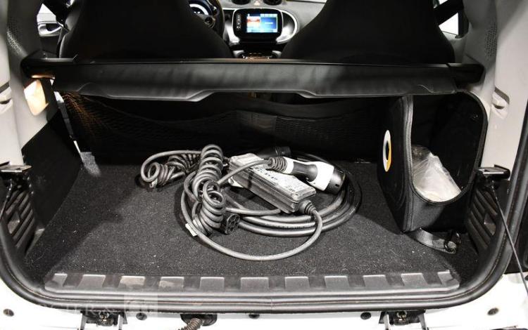 SMART FORTWO ELECTRIC 80  AVEC-BATTERIE PASSION BLANC FJ-933-BE