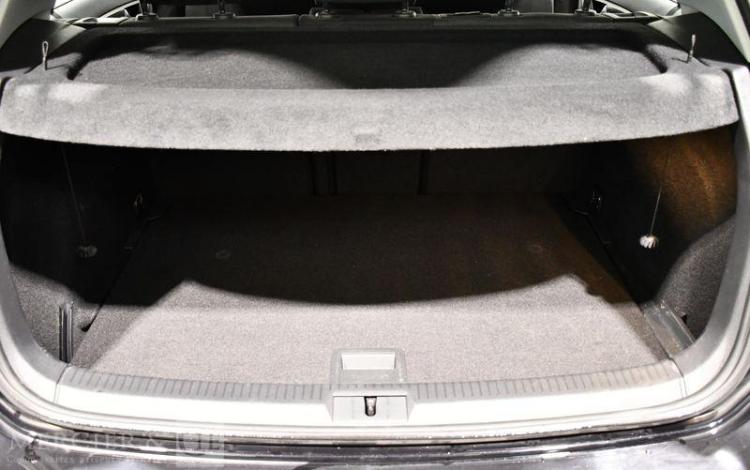 VOLKSWAGEN GOLF NOIR FM-110-TB