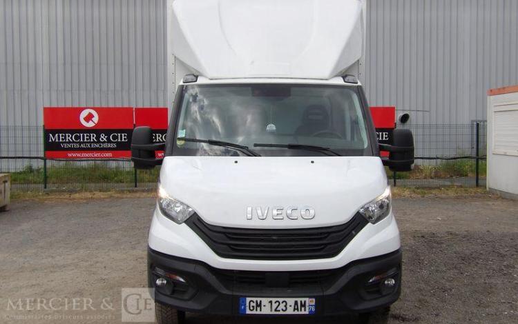 IVECO SDAILY 35C16 AVEC CAISSE ET HAYON DHOLLANDIA – DIESEL – 24720 KMS – ANNEE 2023 BLANC GM-123-AM