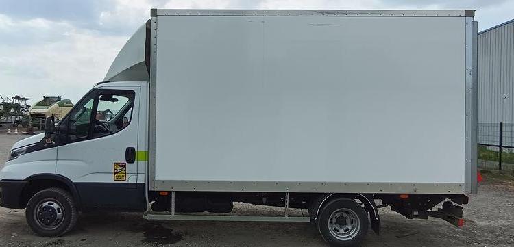 IVECO SDAILY 35C16 AVEC CAISSE ET HAYON DHOLLANDIA – DIESEL – 24720 KMS – ANNEE 2023 BLANC GM-123-AM