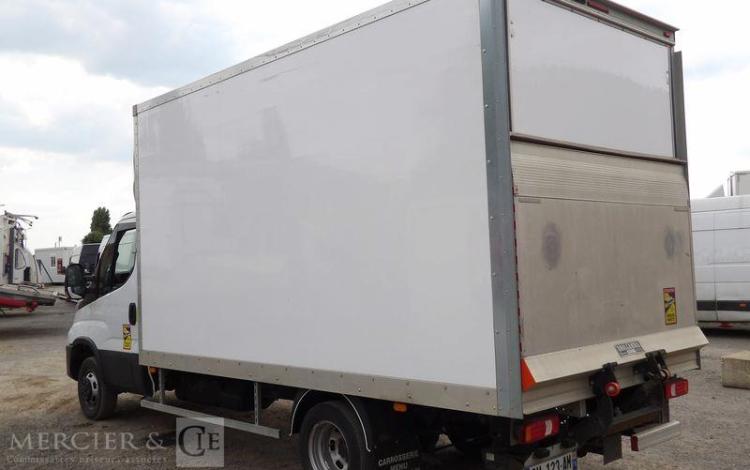IVECO SDAILY 35C16 AVEC CAISSE ET HAYON DHOLLANDIA – DIESEL – 24720 KMS – ANNEE 2023 BLANC GM-123-AM