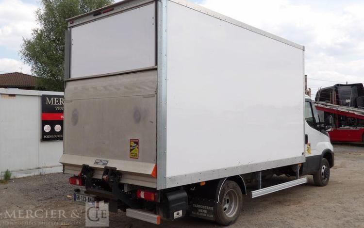 IVECO SDAILY 35C16 AVEC CAISSE ET HAYON DHOLLANDIA – DIESEL – 24720 KMS – ANNEE 2023 BLANC GM-123-AM