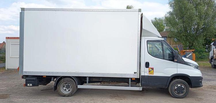 IVECO SDAILY 35C16 AVEC CAISSE ET HAYON DHOLLANDIA – DIESEL – 24720 KMS – ANNEE 2023 BLANC GM-123-AM