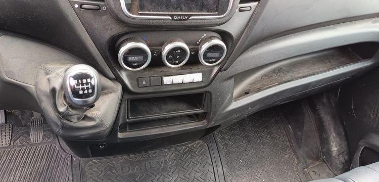 IVECO SDAILY 35C16 AVEC CAISSE ET HAYON DHOLLANDIA – DIESEL – 24720 KMS – ANNEE 2023 BLANC GM-123-AM