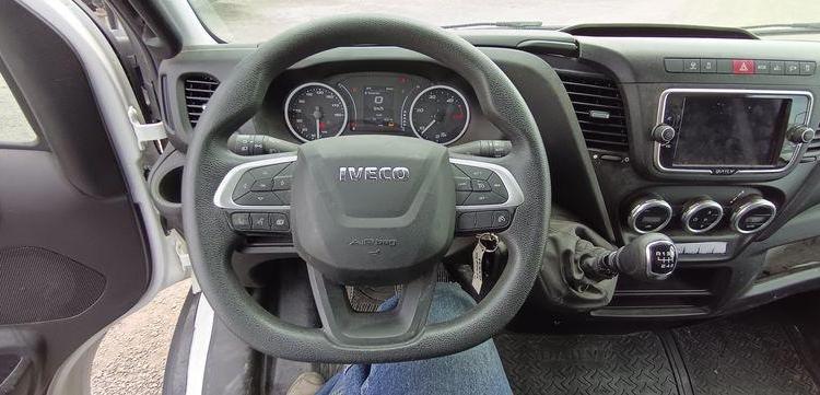 IVECO SDAILY 35C16 AVEC CAISSE ET HAYON DHOLLANDIA – DIESEL – 24720 KMS – ANNEE 2023 BLANC GM-123-AM