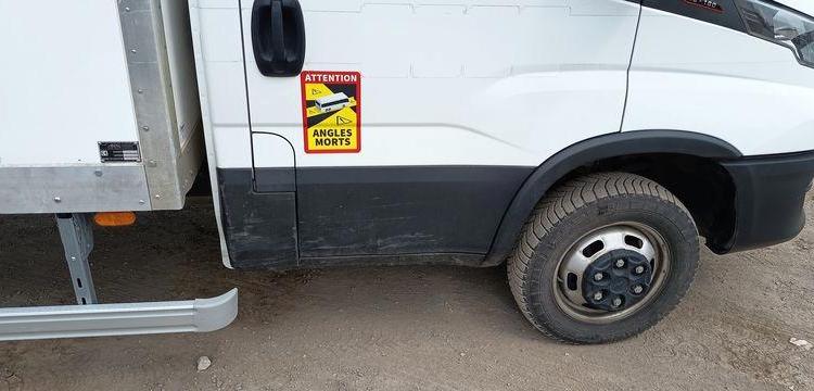 IVECO SDAILY 35C16 AVEC CAISSE ET HAYON DHOLLANDIA – DIESEL – 24720 KMS – ANNEE 2023 BLANC GM-123-AM