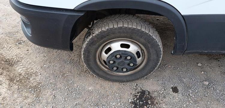 IVECO SDAILY 35C16 AVEC CAISSE ET HAYON DHOLLANDIA – DIESEL – 24720 KMS – ANNEE 2023 BLANC GM-123-AM