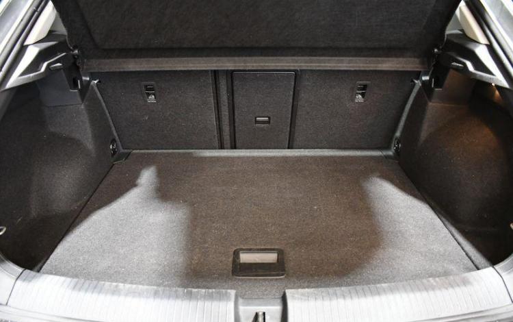 VOLKSWAGEN T-ROC GRIS GP-166-SQ