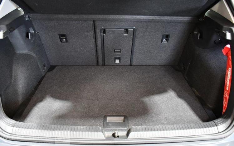VOLKSWAGEN GOLF GRIS GQ-443-XH