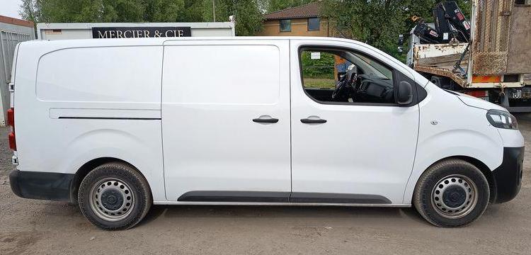 FIAT e-SCUDO 75KWH 6,1 LONG BUSINESS – ELECTRIQUE 7647 KMS – ANNEE 2023 BLANC GT-343-HS