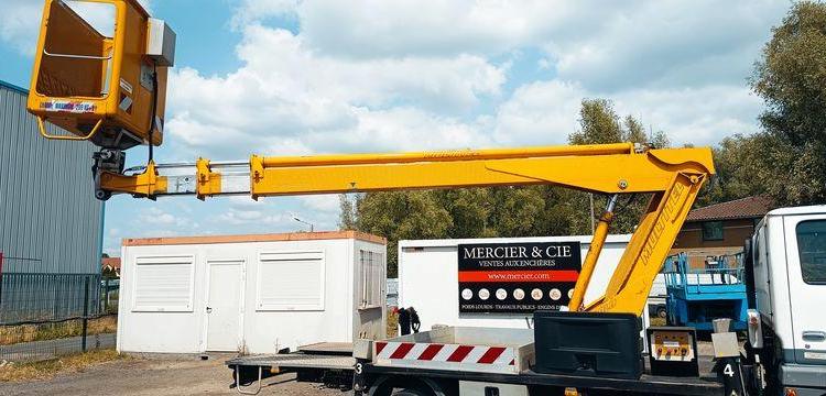 NISSAN CABSTAR-E 2,8T3,0TD 106CV AVEC NACELLE MULTITEL 160 ALU DS – 18 METRES – DIESEL BLANC 846CJF59