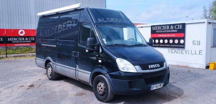 IVECO DAILY 4 FOURGON PHASE 2 35S13V13 2.3TD MOYEN SURELEVE 126 CV – DIESEL NOIR AP-942-DG