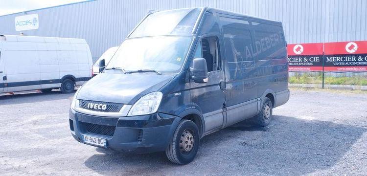 IVECO DAILY 4 FOURGON PHASE 2 35S13V13 2.3TD MOYEN SURELEVE 126 CV – DIESEL NOIR AP-942-DG