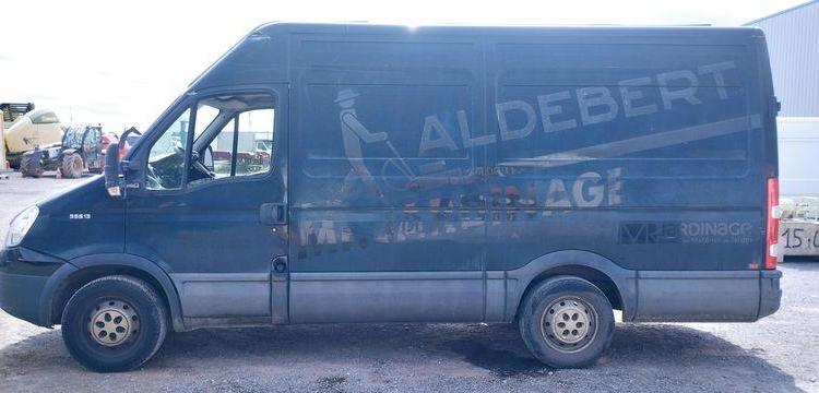 IVECO DAILY 4 FOURGON PHASE 2 35S13V13 2.3TD MOYEN SURELEVE 126 CV – DIESEL NOIR AP-942-DG