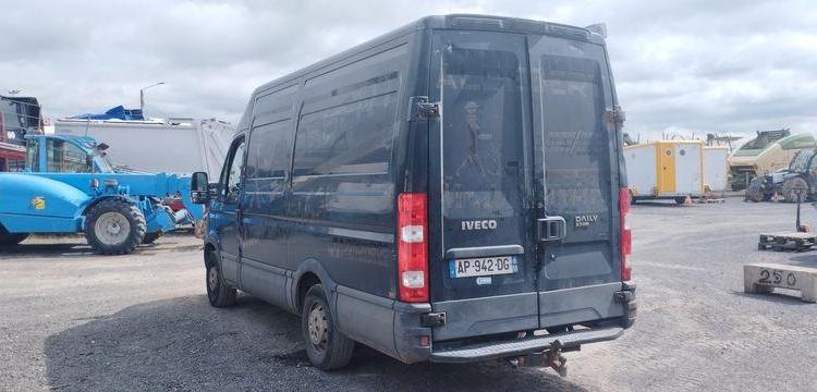 IVECO DAILY 4 FOURGON PHASE 2 35S13V13 2.3TD MOYEN SURELEVE 126 CV – DIESEL NOIR AP-942-DG