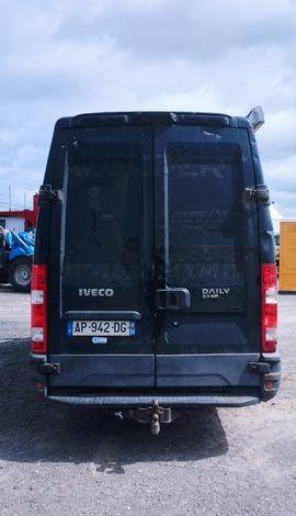 IVECO DAILY 4 FOURGON PHASE 2 35S13V13 2.3TD MOYEN SURELEVE 126 CV – DIESEL NOIR AP-942-DG