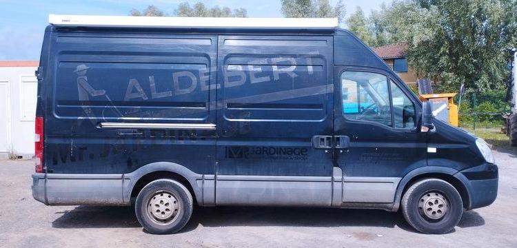 IVECO DAILY 4 FOURGON PHASE 2 35S13V13 2.3TD MOYEN SURELEVE 126 CV – DIESEL NOIR AP-942-DG