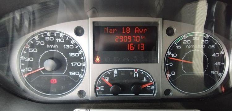 IVECO DAILY 4 FOURGON PHASE 2 35S13V13 2.3TD MOYEN SURELEVE 126 CV – DIESEL NOIR AP-942-DG