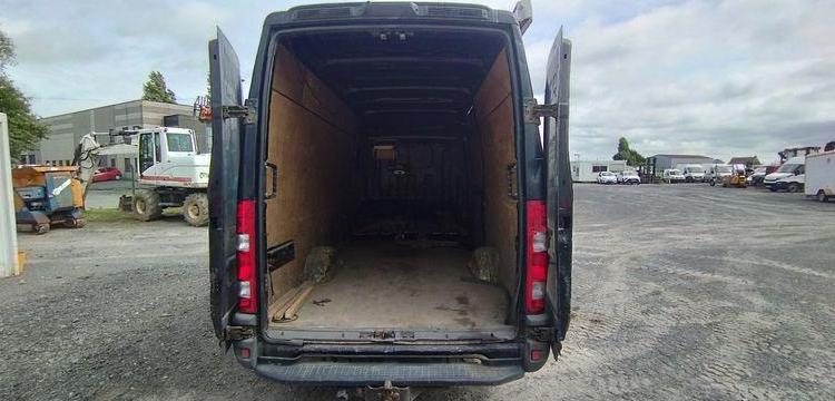 IVECO DAILY 4 FOURGON PHASE 2 35S13V13 2.3TD MOYEN SURELEVE 126 CV – DIESEL NOIR AP-942-DG