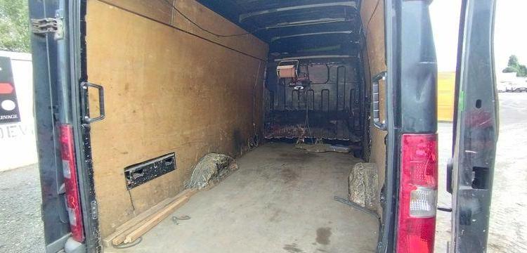 IVECO DAILY 4 FOURGON PHASE 2 35S13V13 2.3TD MOYEN SURELEVE 126 CV – DIESEL NOIR AP-942-DG