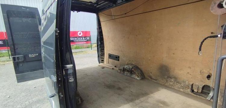 IVECO DAILY 4 FOURGON PHASE 2 35S13V13 2.3TD MOYEN SURELEVE 126 CV – DIESEL NOIR AP-942-DG