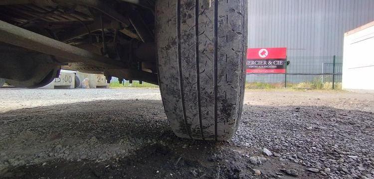 IVECO DAILY 4 FOURGON PHASE 2 35S13V13 2.3TD MOYEN SURELEVE 126 CV – DIESEL NOIR AP-942-DG