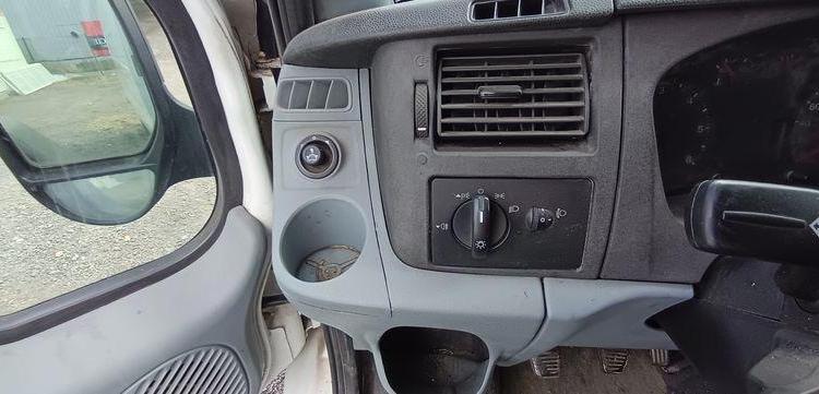 FORD TRANSIT 2006 TRACTION 2,2TDCI 16V FOURGON 110CV – DIESEL – 304836 KMS – ANNEE 20 BLANC BK-325-TT