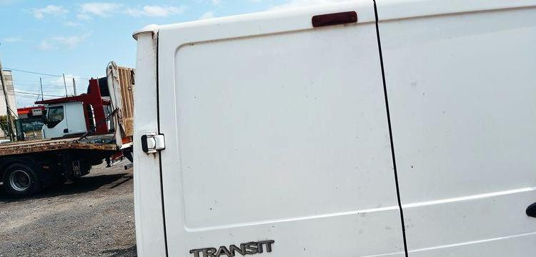 FORD TRANSIT 2006 TRACTION 2,2TDCI 16V FOURGON 110CV – DIESEL – 304836 KMS – ANNEE 20 BLANC BK-325-TT