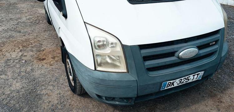 FORD TRANSIT 2006 TRACTION 2,2TDCI 16V FOURGON 110CV – DIESEL – 304836 KMS – ANNEE 20 BLANC BK-325-TT