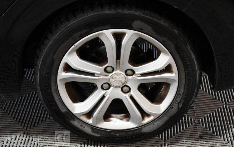 PEUGEOT 208 1,6 e-HDI 90CH ALLURE NOIR CM-105-LF