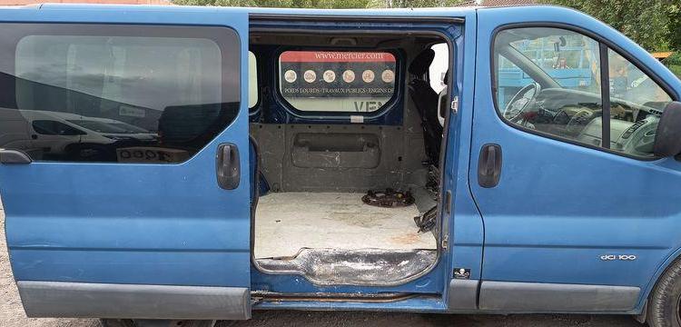 RENAULT TRAFIC 2 L1H1 1000 KGS 1,9 DCI COMBI COURT 100CV – DIESEL – 405062 KMS – AN 2005 BLEU DE-084-DV