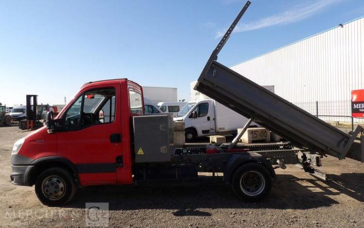 IVECO 35C13 BENNE AVEC COFFRE ACIER DIESEL – 144336 KMS – ANNEE 2014 ROUGE DE-379-MZ