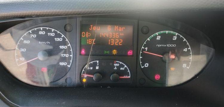IVECO 35C13 BENNE AVEC COFFRE ACIER DIESEL – 144336 KMS – ANNEE 2014 ROUGE DE-379-MZ