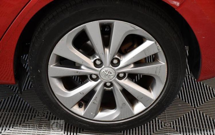 TOYOTA AURIS HYBRID ROUGE DF-583-SA