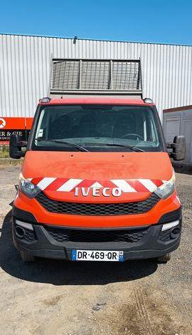 IVECO 35C13 BENNE AVEC COFFRE ACIER DIESEL – 125872 KMS – ANNEE 2015 ROUGE DR-469-QR