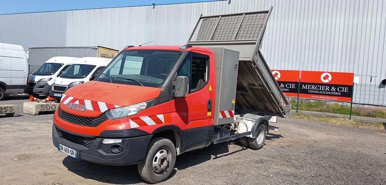 IVECO 35C13 BENNE AVEC COFFRE ACIER DIESEL – 125872 KMS – ANNEE 2015 ROUGE DR-469-QR