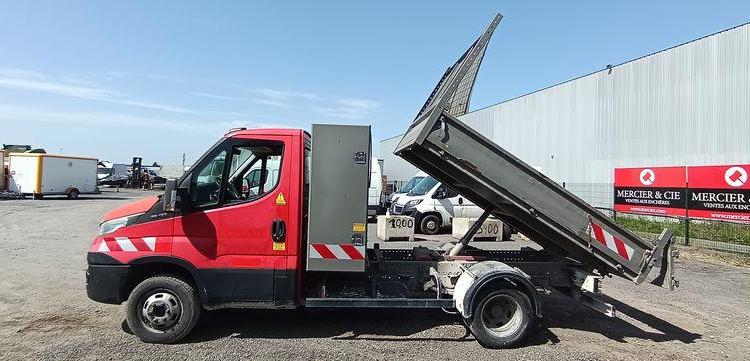 IVECO 35C13 BENNE AVEC COFFRE ACIER DIESEL – 125872 KMS – ANNEE 2015 ROUGE DR-469-QR