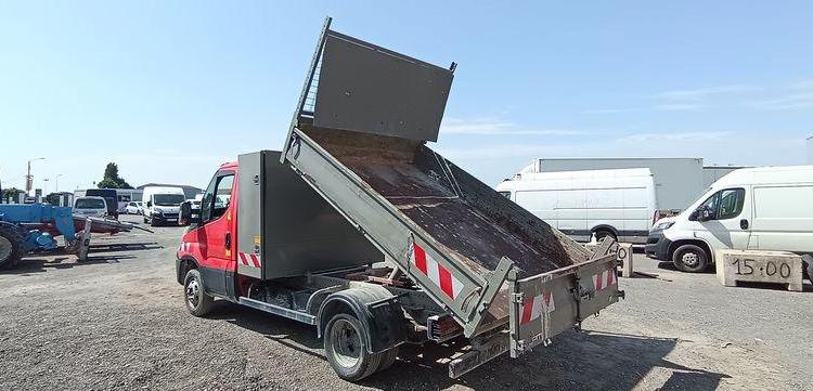 IVECO 35C13 BENNE AVEC COFFRE ACIER DIESEL – 125872 KMS – ANNEE 2015 ROUGE DR-469-QR