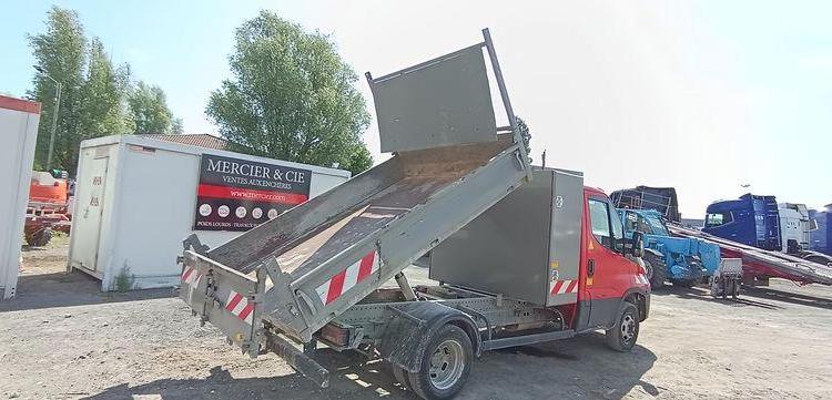 IVECO 35C13 BENNE AVEC COFFRE ACIER DIESEL – 125872 KMS – ANNEE 2015 ROUGE DR-469-QR