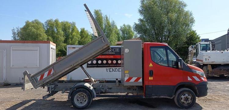 IVECO 35C13 BENNE AVEC COFFRE ACIER DIESEL – 125872 KMS – ANNEE 2015 ROUGE DR-469-QR