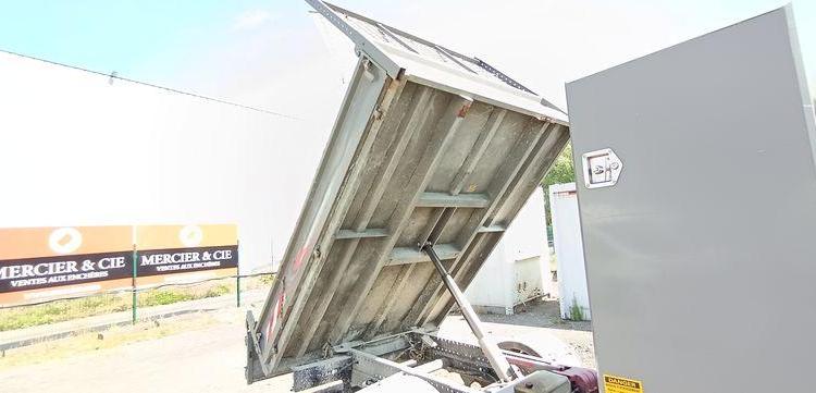 IVECO 35C13 BENNE AVEC COFFRE ACIER DIESEL – 125872 KMS – ANNEE 2015 ROUGE DR-469-QR
