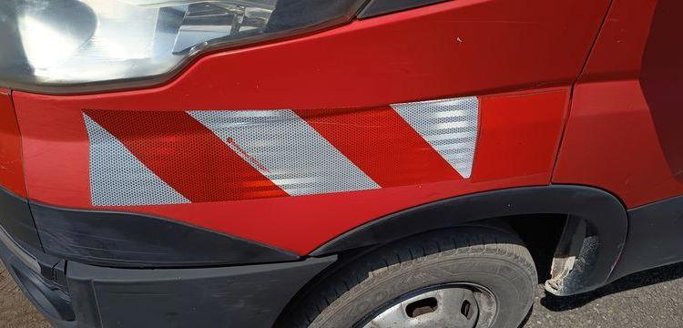 IVECO 35C13 BENNE AVEC COFFRE ACIER DIESEL – 125872 KMS – ANNEE 2015 ROUGE DR-469-QR