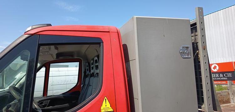 IVECO 35C13 BENNE AVEC COFFRE ACIER DIESEL – 125872 KMS – ANNEE 2015 ROUGE DR-469-QR