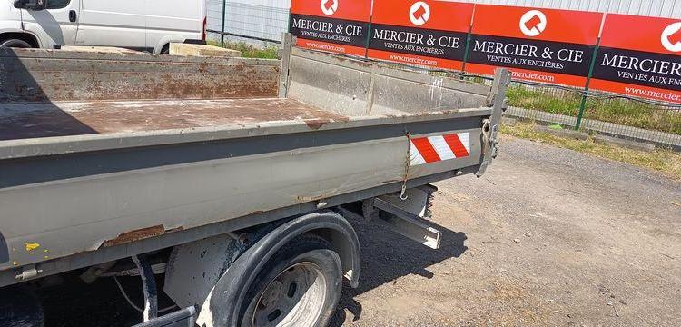 IVECO 35C13 BENNE AVEC COFFRE ACIER DIESEL – 125872 KMS – ANNEE 2015 ROUGE DR-469-QR